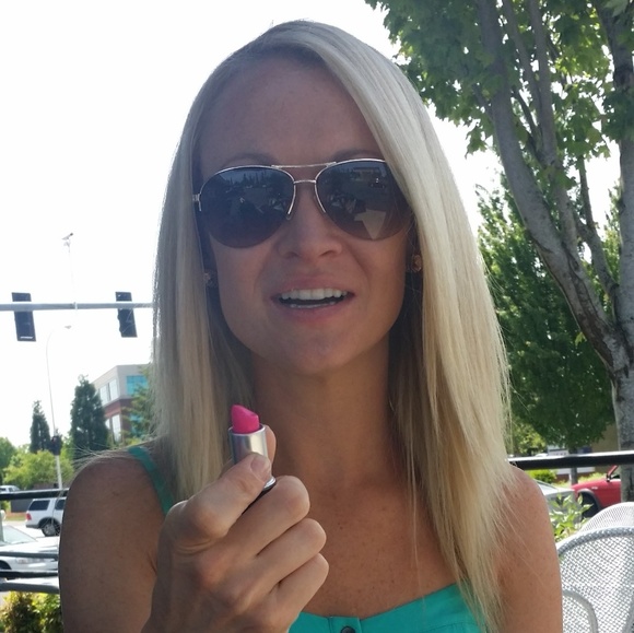 Meet your Posher, Jillian - Picture 1 of 4